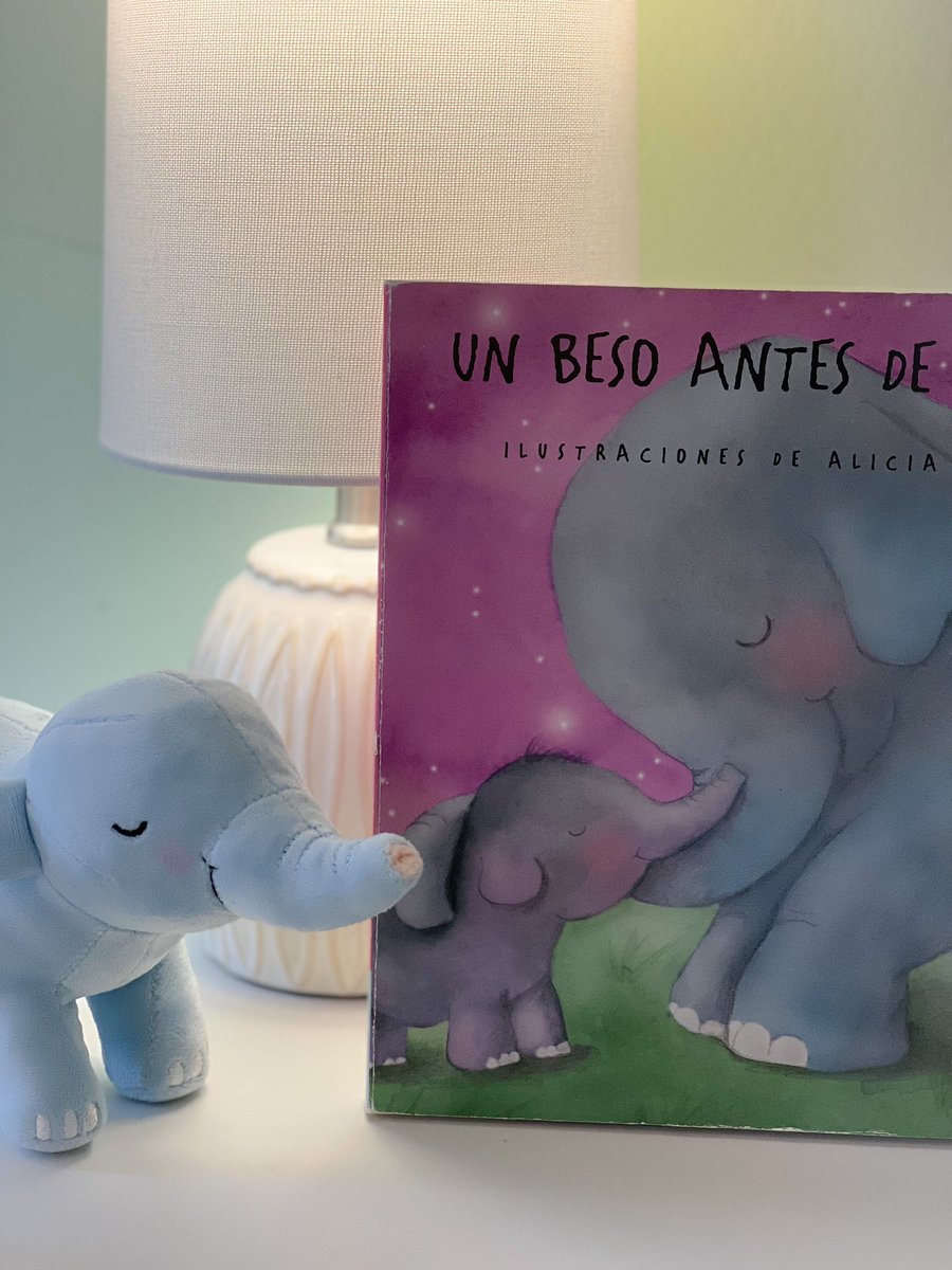 AliciaPadronArt's tweet photo. My book Un Beso Antes de Dormir now comes with a little plushie of the baby elephant! I’m so excited! 💜 #babybooks #boardbooks #aliciapadron #babyelephant #elephantplushie #childrensbooks #childrensbookillustrator #kidlitart #edicionessm #unbesoantesdedormir https://t.co/wczw862dkq