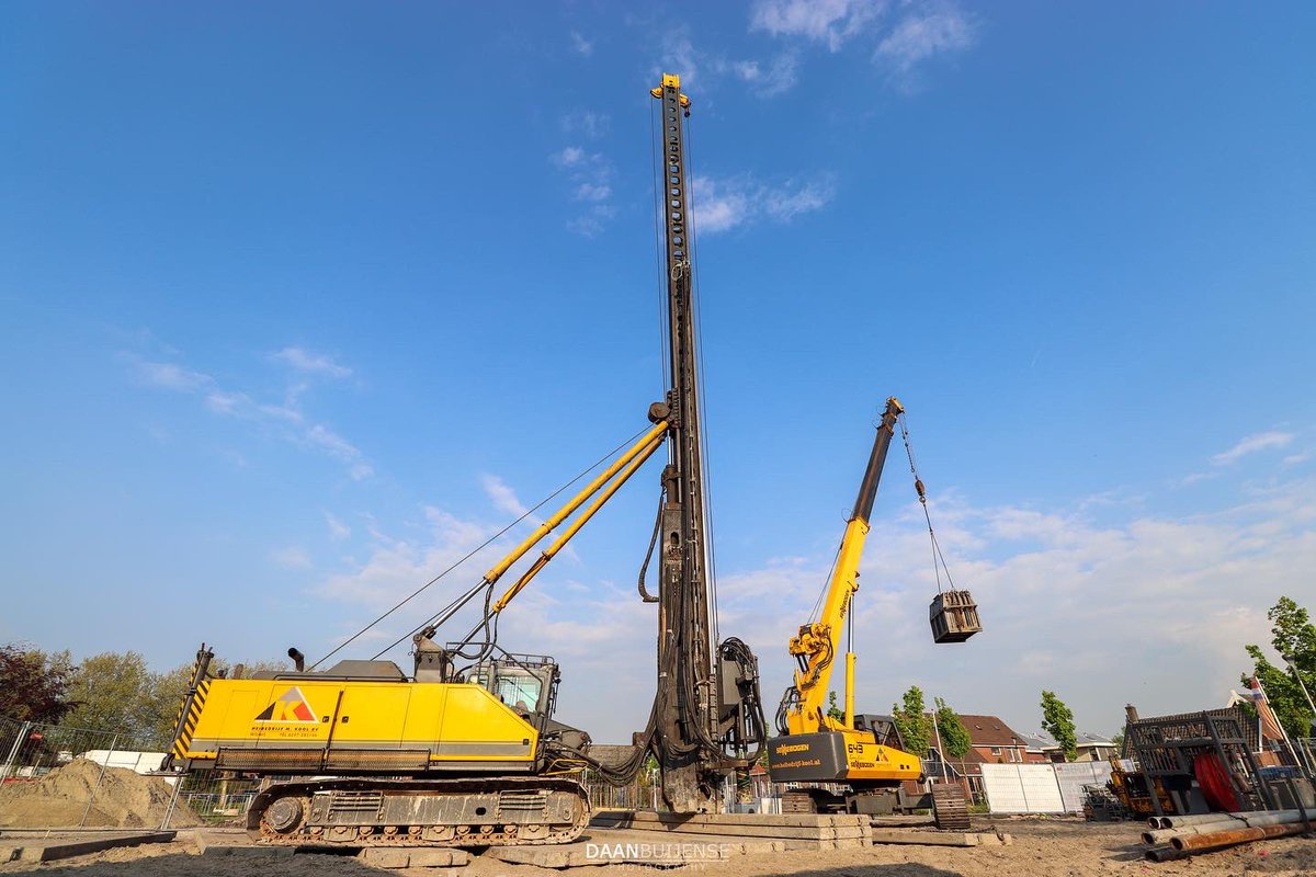 BrandweerSWK's tweet photo. Vandaag zijn de voorbereidingen getroffen voor de start van de nieuw te bouwen kazerne door Bouwbedrijf Nobel uit Bodegraven.
Diverse machines en materialen, waaronder de heistelling, werden op de bouwput afgeleverd.
📸 Daan Buijense
#brandweer #stolwijk #nieuwekazerne #nieuwbouw https://t.co/7TZRuptYkh