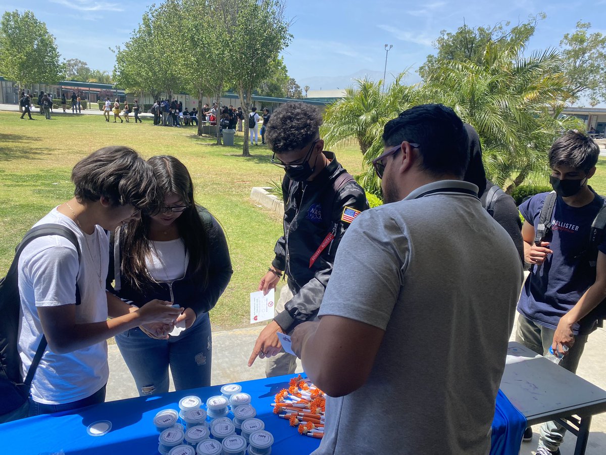 SBCSS_TUPE_MH's tweet photo. @HealthySBCSS TUPE team hosting a lunchtime activity @RialtoUSD @IkeEquity HS! Peer leaders coordinate tabling activities. @ajsaenz7 @Theresa_SBCSS @AsstSuptIE @SBCo_Supt_Ted https://t.co/d1ObEMdPYa