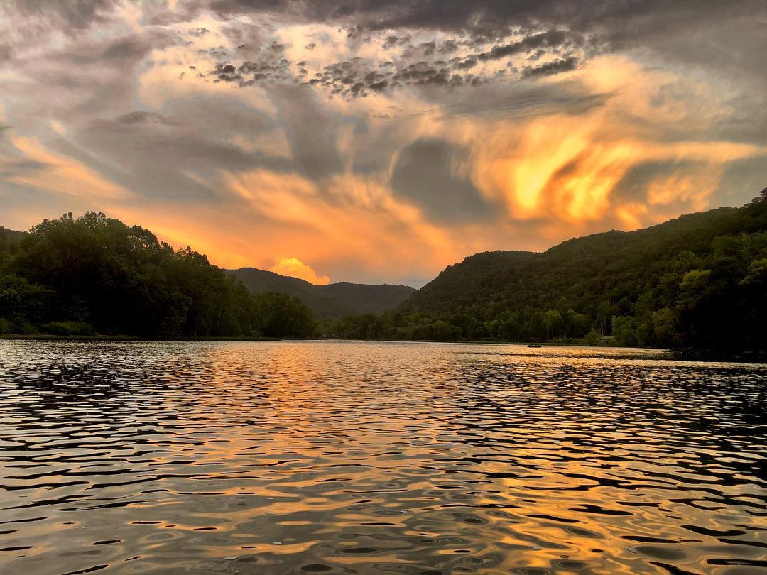 WVtourism's tweet photo. Magical sunsets are a daily occurrence in #AlmostHeaven.

📸: https://t.co/gOE9bnYzHi
📍: Hinton, WV https://t.co/XfO1UEFJVT