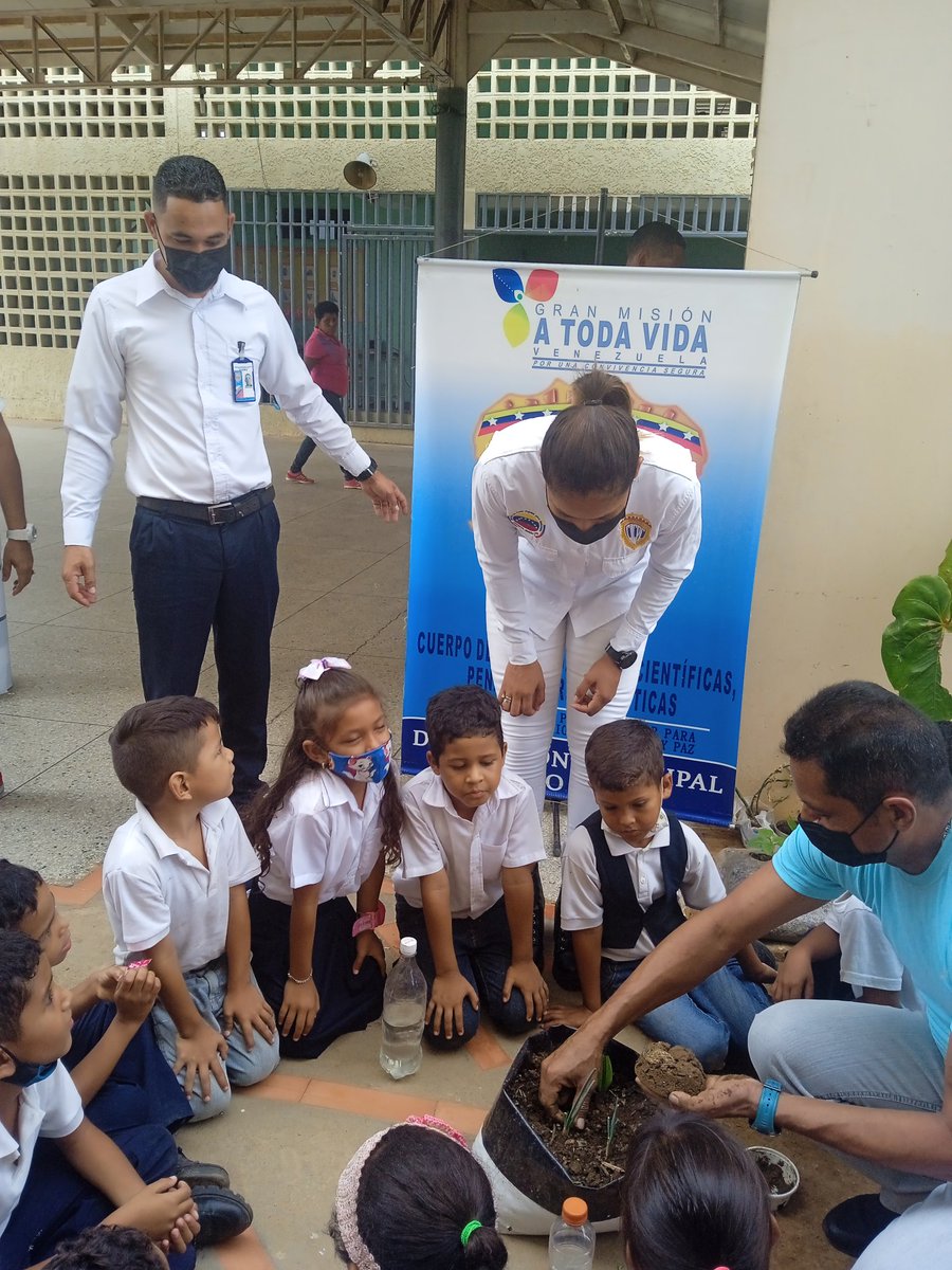Neubech's tweet photo. Sembrando vida con la nueva generación en la EB Cecilio Acosta de Puerto Píritu Anz @ZEANZOATEGUI1 @PTMSanzoategui @MPPEDUCACION https://t.co/lWYaqk6oFn