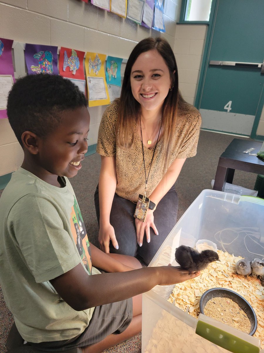 mrsconry's tweet photo. Sure love when old friends stop by! One stayed a little longer to help my first graders with their research assignment. ❤️ #mbeisfamily #mbe2022all4u @HumbleISD_MBE @EmilyKingMBE https://t.co/Z3mHrGOud9