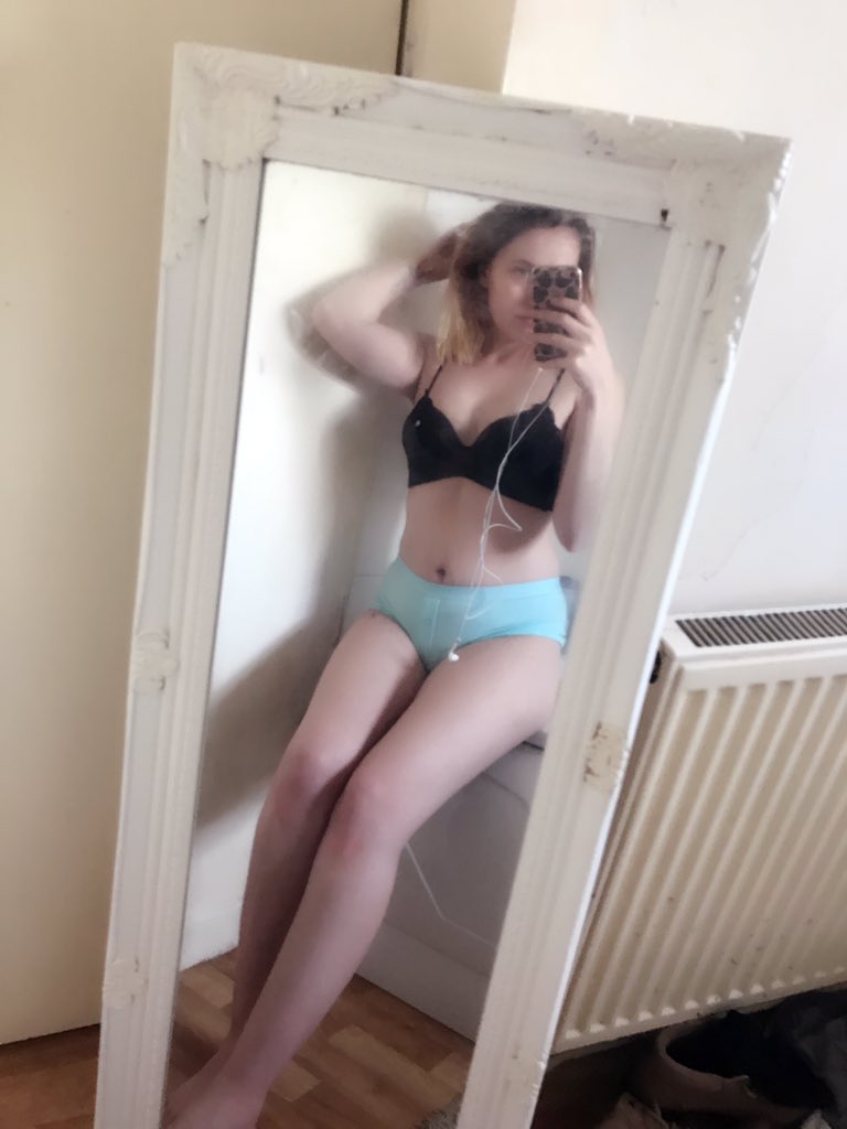 Coucou, je viens de me réveiller, n'hésitez pas a RT et Follow  😁❤️