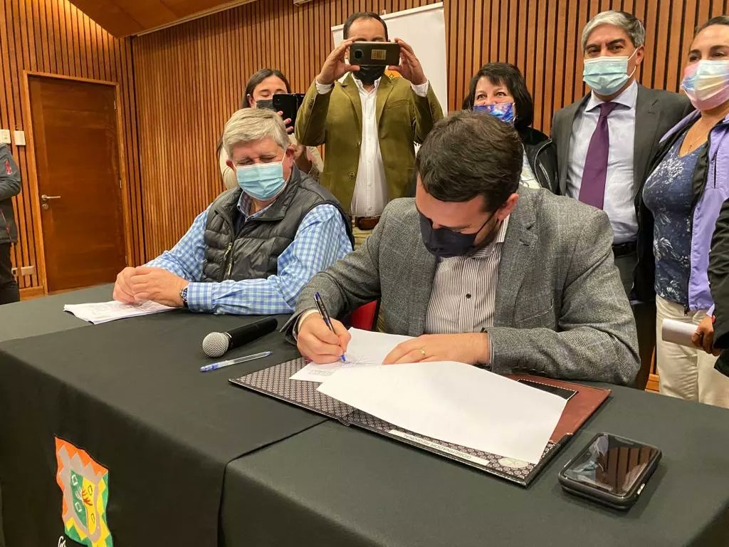 VillarricaMuni's tweet photo. 🟢 Gobernador regional firmó el mensaje que anticipa el financiamiento de Agua Potable Rural (APR) para el sector Llau Llau de Villarrica. https://t.co/Psj3QOBP1M