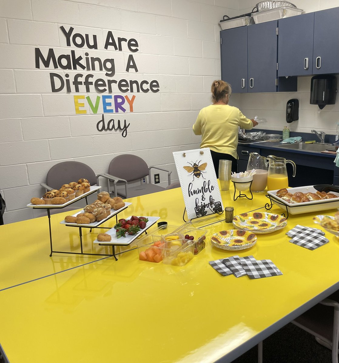 SchoolSnowden's tweet photo. #TeacherAppreciationWeek has been on POINT this week at SWS! The community has poured into our staff and we are so humbled and grateful! #snowdenstrong #togetherweshine 🍎 https://t.co/LgggZNtqfQ