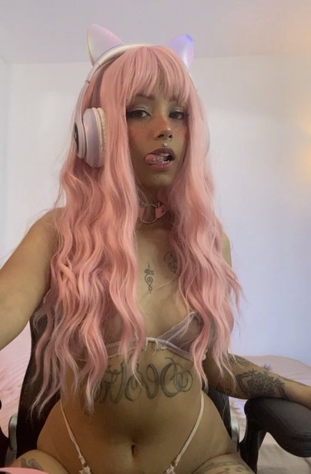 Hola chiquis acabo de postear unos videos 🍆💧💧 en mi fansly . Recuerden que si se suscriben podran ver