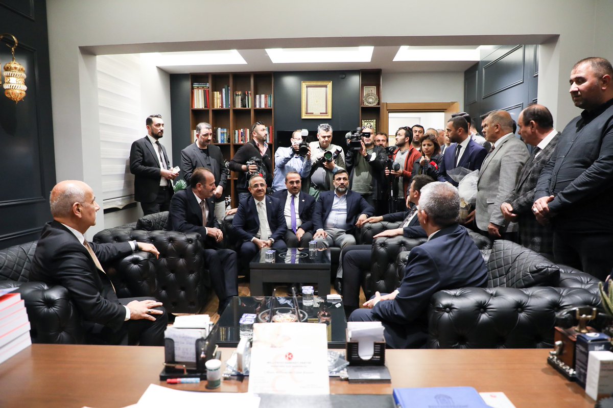KSurekli's tweet photo. Tarım ve Orman Bakanımız Sn. Prof. Dr. Vahit Kirişci, Genel Başkan Yardımcımız Sn. Hamza Dağ ve Milletvekillerimiz ile birlikte Cumhur İttifakı ortağımız MHP İzmir İl Başkanlığını ziyaret ettik.
MHP İzmir İl Başkanı Sn. Veysel Şahin’e konukseverliği için teşekkür ediyorum. https://t.co/EhQaaosp1y