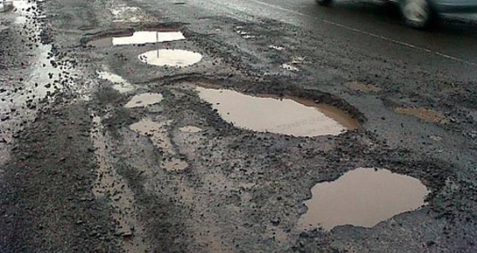 RGomezz1's tweet photo. @NicolasMaduro Llegaron la lluvias mi presi y así están las calles de Bolívar En Venezuela, estropeadas como usted ordena #BolívarNoNace y así seguiran https://t.co/o6FVj94wXU