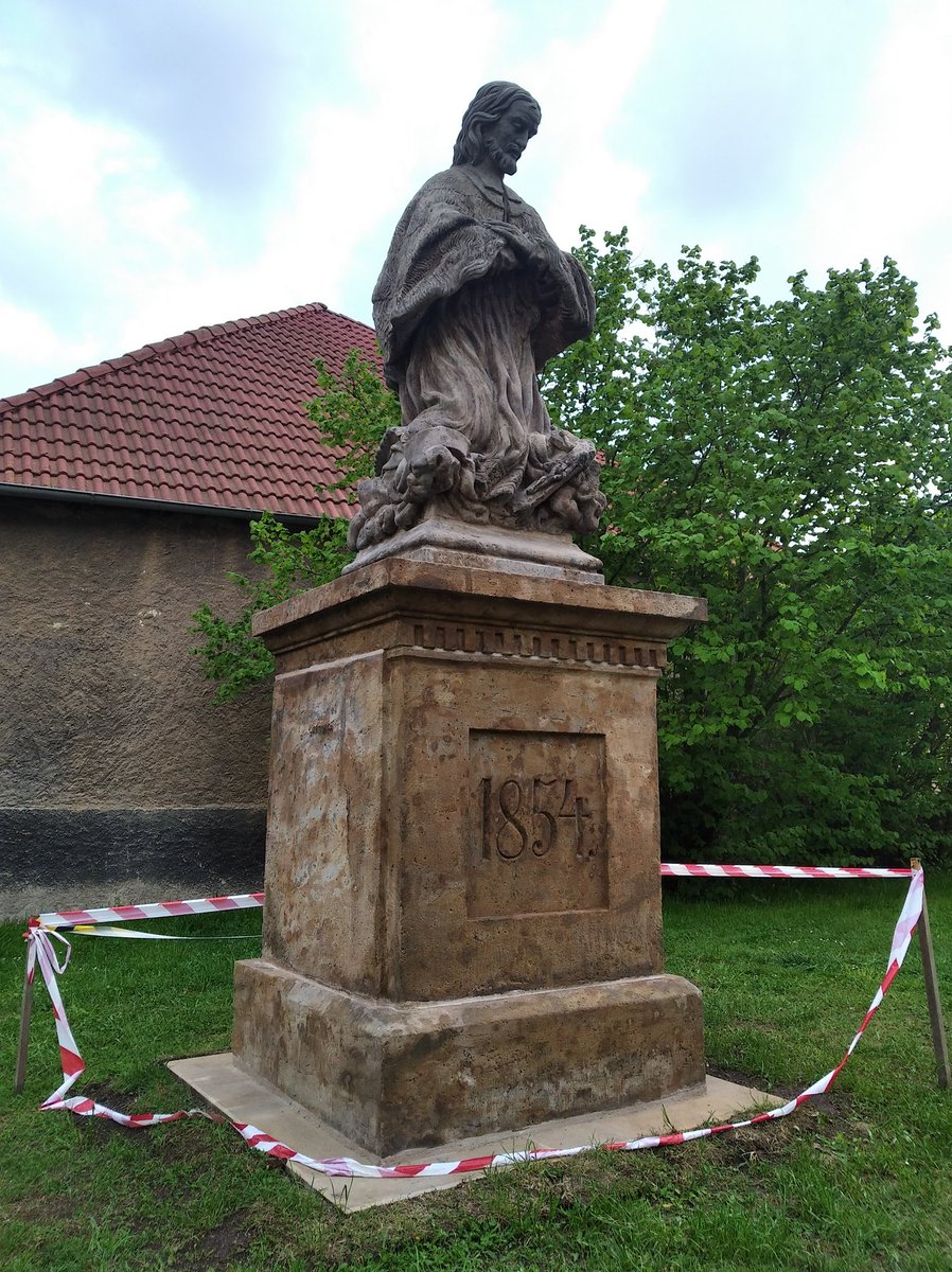 MestoSlany's tweet photo. Barokní socha sv. Jana Nepomuckého je nově nainstalovaná na Hlaváčková náměstí ve Slaném😀 https://t.co/YJCqdR9yvl