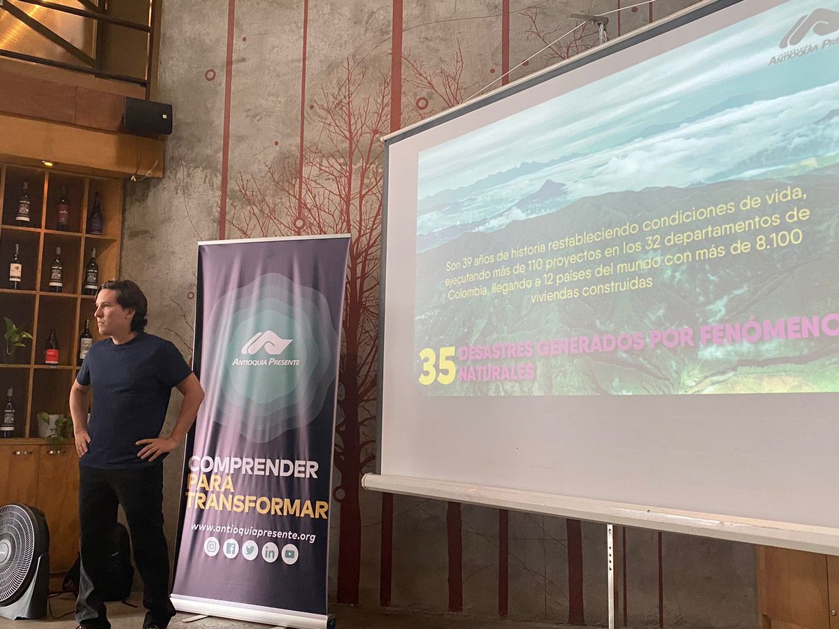 Presentesco's tweet photo. Nos llena de felicidad participar en la conversación sobre la importancia de inspirarse en todo lo vivo para resolver asuntos de desarrollo. Vamos a llevar el conocimiento, reducción y manejo del riesgo de desastres a otro nivel. Gracias @Comfama por esta maravillosa invitación. https://t.co/B69lQkWDAr