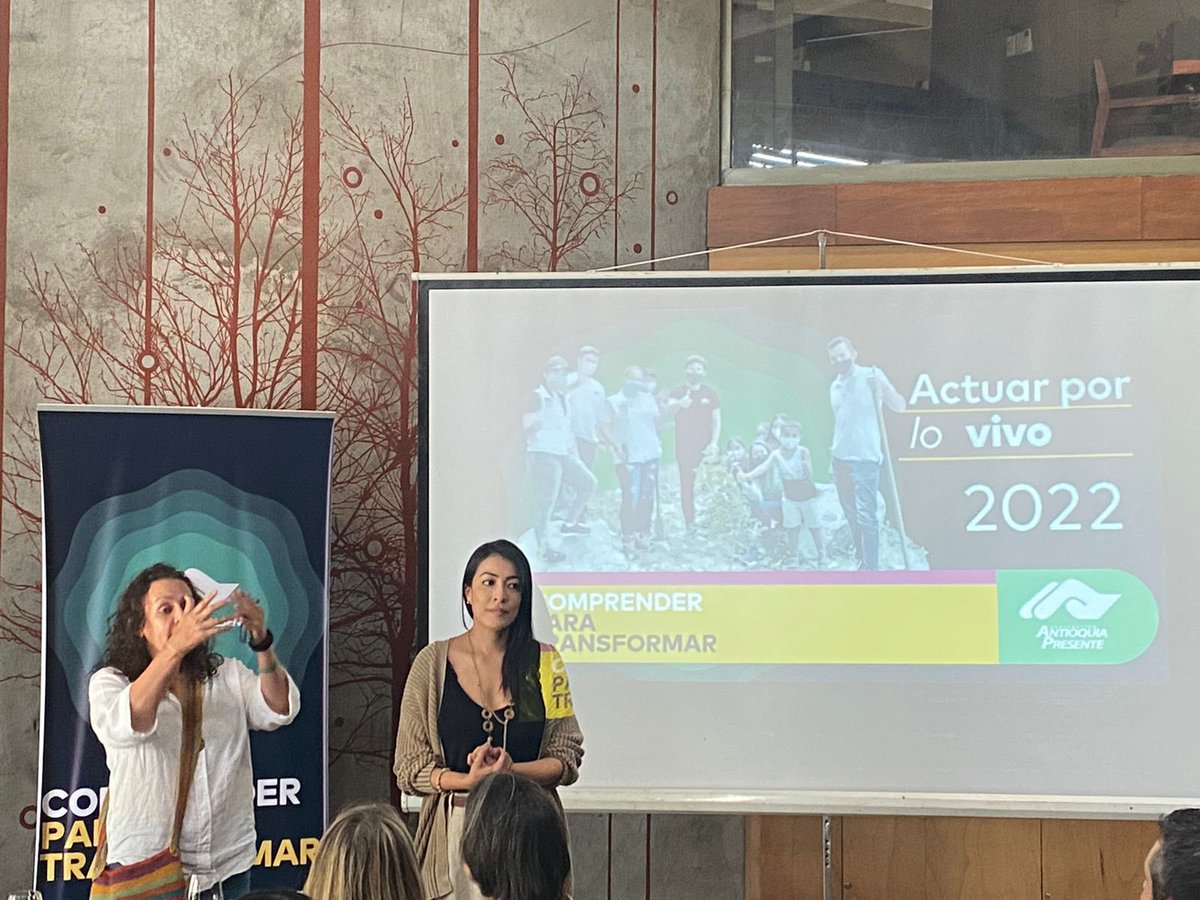 Presentesco's tweet photo. Nos llena de felicidad participar en la conversación sobre la importancia de inspirarse en todo lo vivo para resolver asuntos de desarrollo. Vamos a llevar el conocimiento, reducción y manejo del riesgo de desastres a otro nivel. Gracias @Comfama por esta maravillosa invitación. https://t.co/B69lQkWDAr