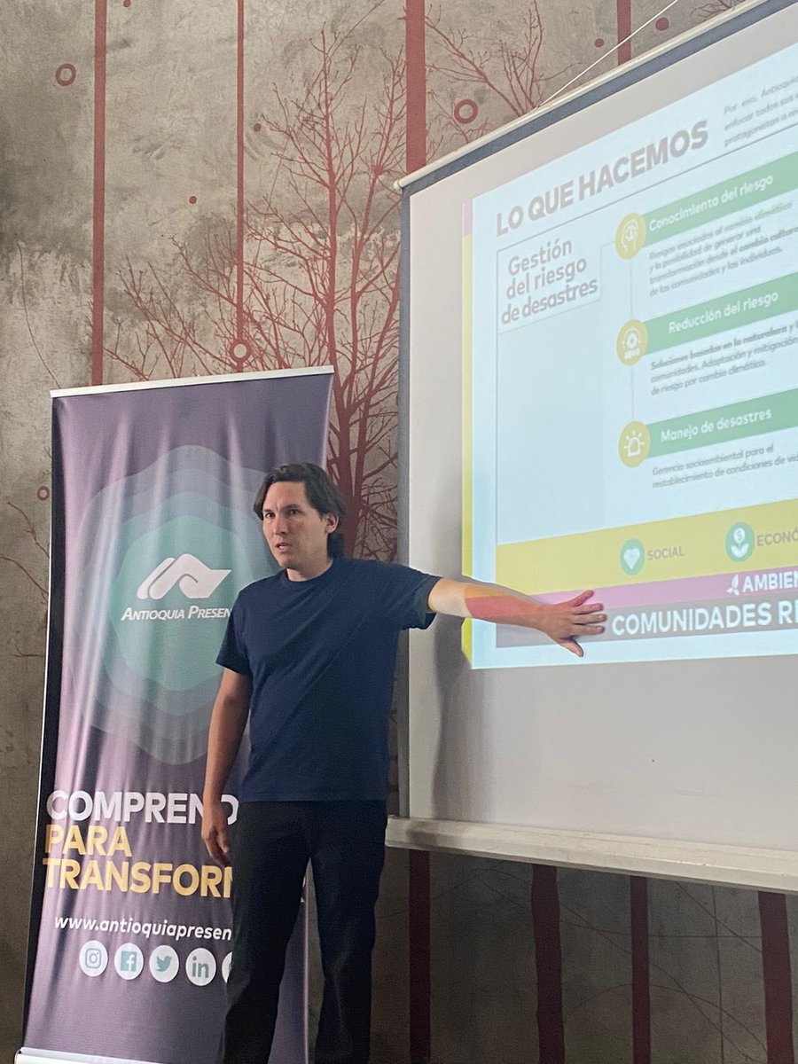 Presentesco's tweet photo. Nos llena de felicidad participar en la conversación sobre la importancia de inspirarse en todo lo vivo para resolver asuntos de desarrollo. Vamos a llevar el conocimiento, reducción y manejo del riesgo de desastres a otro nivel. Gracias @Comfama por esta maravillosa invitación. https://t.co/B69lQkWDAr