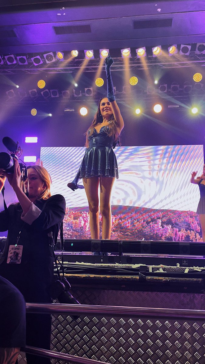 hometolocket's tweet photo. pls come back soon🤍 #LSTHanover #LSTHannover @madisonbeer https://t.co/Jvll6dSz77