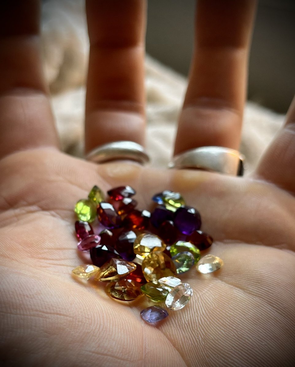 strayartone's tweet photo. Sveriges billigaste ädelstenar med kanon kvalitet hittar du hos swegems! Besök oss på Instagram @swegemsone. Våra stenar är naturliga, icke behandlade samt etiska! Hos oss hittar du allt ifrån safirer till granater💎 #ädelstenar #ädelsten #gemstone #gemstones https://t.co/qtWvu6MQeW