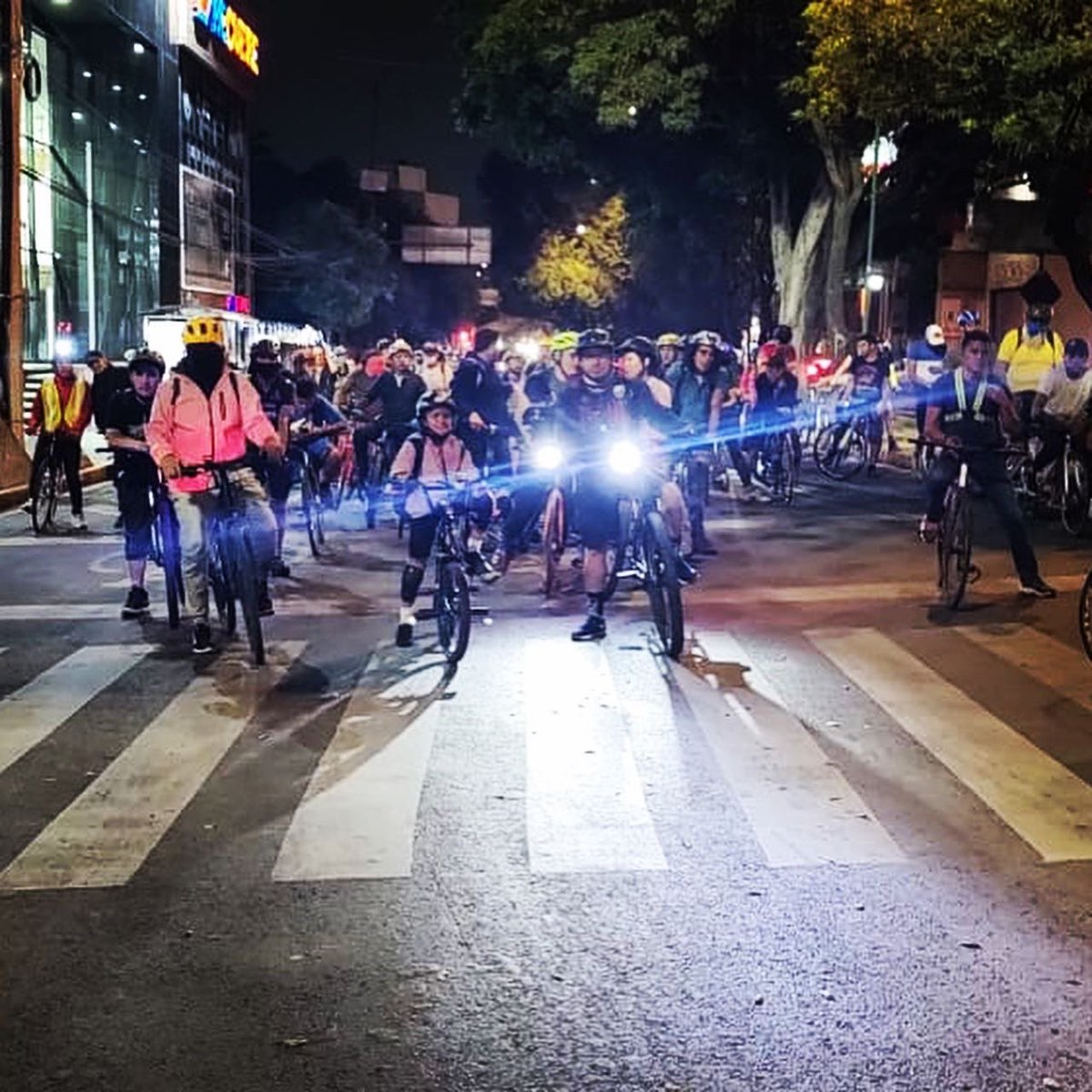 Bicitekas's tweet photo. Nos da tremendo gusto ser testigos de que el @paseo_bicitekas está siendo tomado por niñas entusiastas de vivir la ciudad sustentable. ¡Felicidades y bienvenidas todas las niñas, niños y adolescentes. 🤘🏼😍 https://t.co/ggk2RbilsH