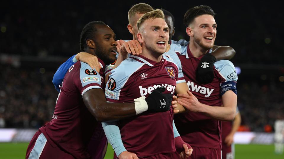 WHUalfiee_'s tweet photo. “Don’t be sad because it’s over, be happy because it happened”
Forever proud of my club. Irons⚒️❤️ https://t.co/dGsvI2rpHq