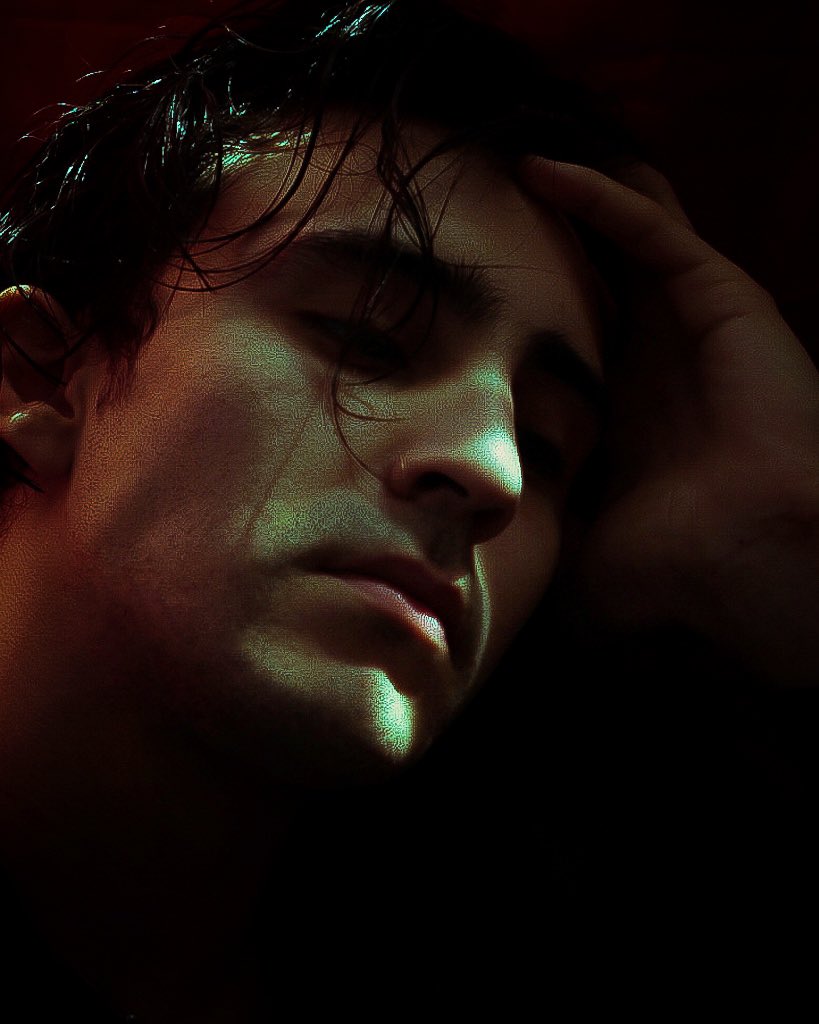 Levante mis pies del suelo, estaba mojado, entre manchones de vino y sangre camine hacía la cocina intentado recordar lucidamente lo que mi arranque de ira había borrado… tomé un cuchillo y entre lágrimas solo pensaba en hacerme daño…