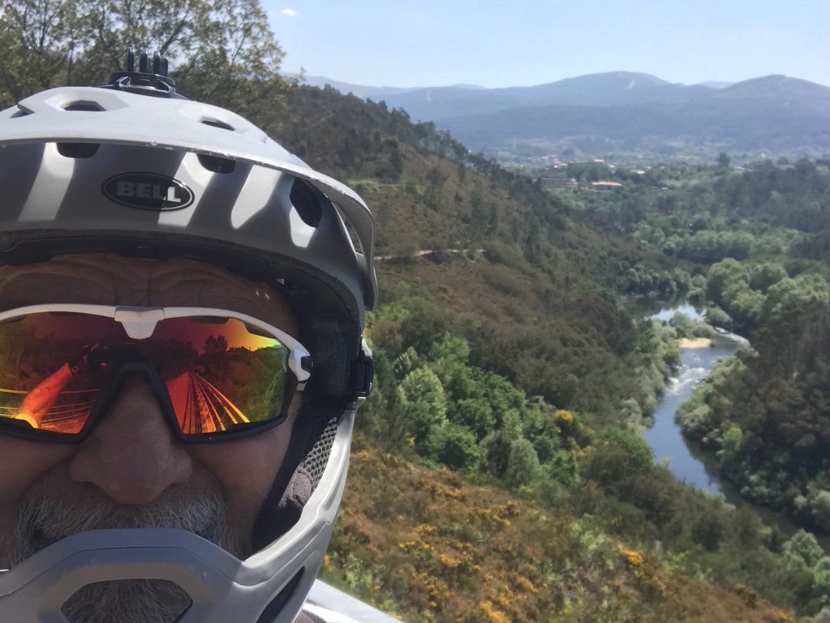 cpt340's tweet photo. Lá ao fundo o Monte Farinha, também conhecido por Senhora da Graça, pesadelo dos ciclistas profissionais. Os amadores limitam-se a vê-lo à distância sem vontade de subir. Mais um dia de sublime encantamento por trilhos e caminhos nunca antes pedalados. Abençoado país o nosso https://t.co/EUgMdwnqh3