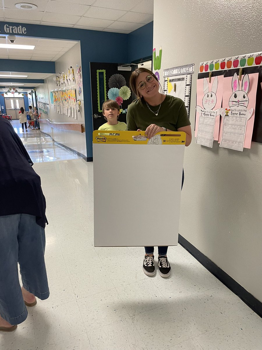 mrslittlekrista's tweet photo. Random act of kindness: carrying Hardinโs very heavy supplies to her classroom. What a pal! ๐ #fowlerBINGO
@Alex2Inspire @SassySimm https://t.co/apEtNgmtHC
