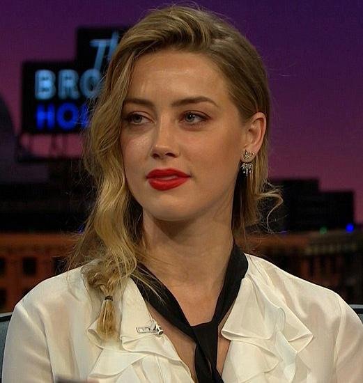 mariomojc's tweet photo. "Me golpea en la cara. Me vuelvo a levantar. ¿Quieres intentarlo de nuevo? Apretó el puño, se inclinó hacia atrás y me dio un cabezazo en la nariz. Un dolor abrasador".

Amber Heard, el día después de supuesto cabezazo que le partió la nariz: https://t.co/UyVYiTESRU