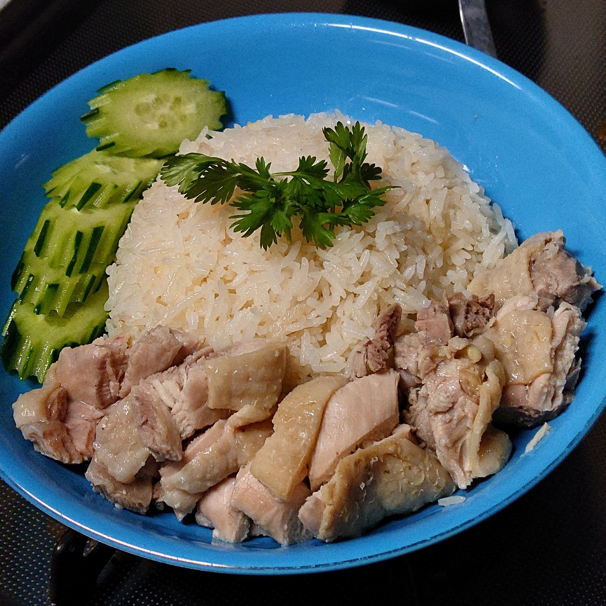 NhoiShiga's tweet photo. ไม่ต้องลดแล้วน้ำหนัก 
#ข้าวมันไก่ 
#カオマンガイ 
#タイ料理 https://t.co/3nCCEGNFHb