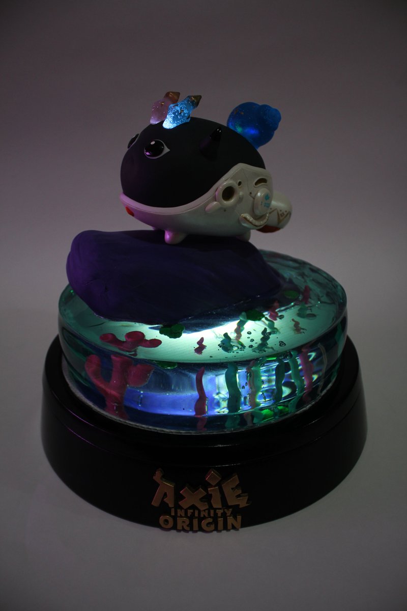 kayrexart's tweet photo. Here some aditional pictures of my entry for the #ArticOriginContest , the nerites statue, made with resin, cold porcelain and LED lights. @Axie44 @AxieInfinity https://t.co/RsJUmE6DaU