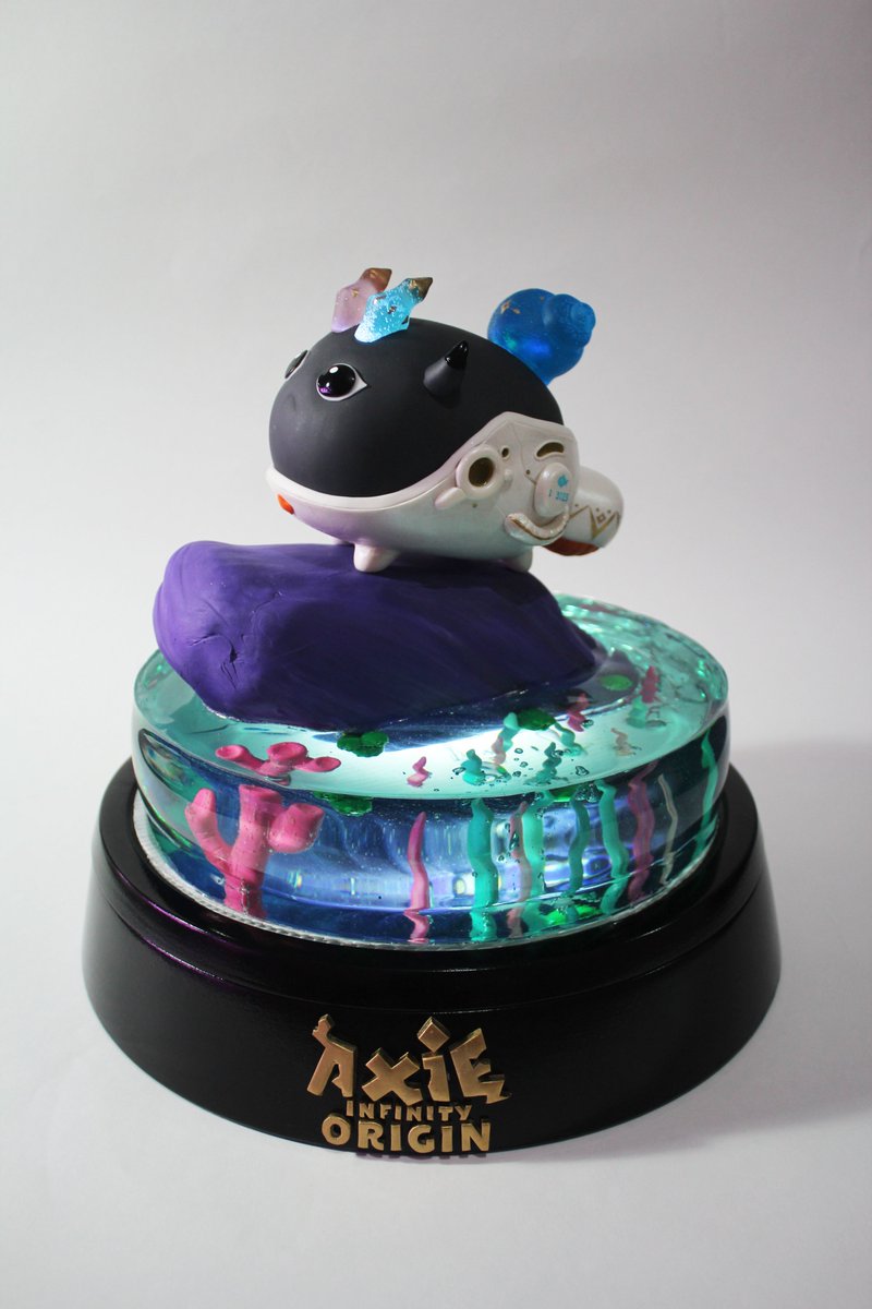 kayrexart's tweet photo. Here some aditional pictures of my entry for the #ArticOriginContest , the nerites statue, made with resin, cold porcelain and LED lights. @Axie44 @AxieInfinity https://t.co/RsJUmE6DaU