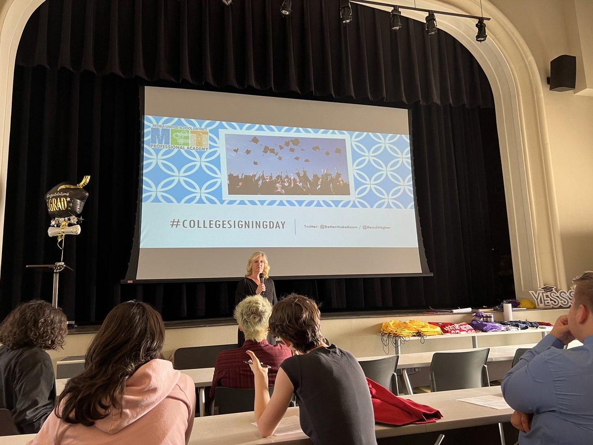 joshuacase_MET's tweet photo. For Workshop Wednesday this week, we had a college signing day. The seniors from each strand gave advice to the first years and spoke about what they are planning to do after high school. #PeoriaMET #PeoriaMETTech @BetterMakeRoom @ReachHigher https://t.co/AYx8VoJBqV