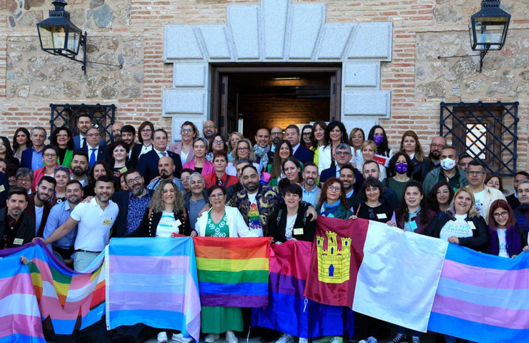 SantaAnaAMPA's tweet photo. Hoy brindamos por Marta, ex alumna del @ceipsantaanacu, y por todos los que han luchado apoyando al colectivo #LGTBQ para que esta #LeyDeDiversidadSexualyDerechos salga adelante
Enhorabuena 

#ampasantaanacuenca 
#LGTBQ🌈 https://t.co/pcOwWcXwf9