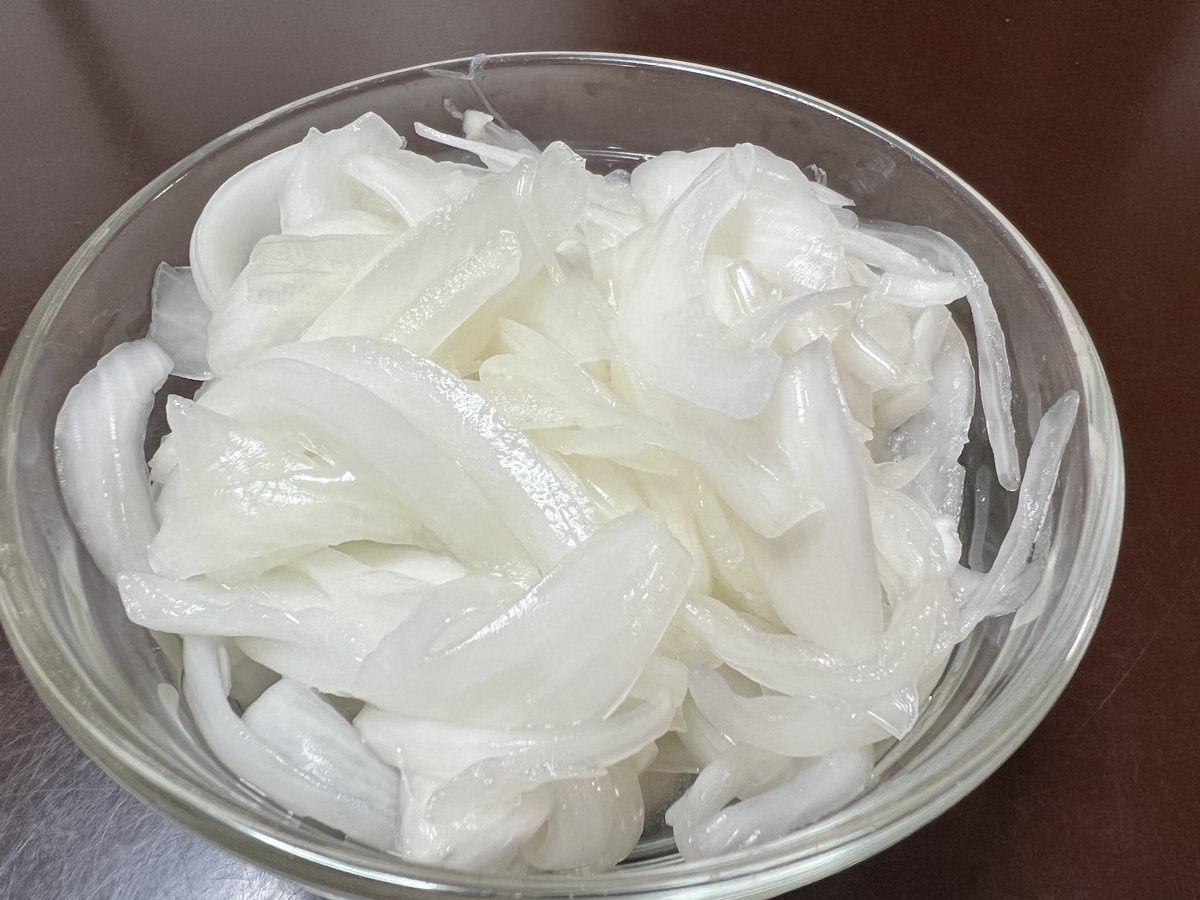 sinyasai's tweet photo. ビックリするほど玉ねぎ高いけど、食べヤセするならぜひ食べて欲しい。玉ねぎはヤセ菌を増やす水溶性食物繊維が多く、オリゴ糖も豊富。玉ねぎを①食べやすサイズにカット②塩でもみジップロック③重しをのて冷蔵庫で3日ほど発酵させると乳酸菌も増え、腸内環境を整えマジウマ。その他食べヤセ野菜は→ https://t.co/hpPgxJN01E