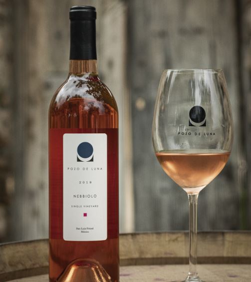 Tenemos la certeza que nuestros vinos siembran poesía en los corazones y placer en los sentidos.