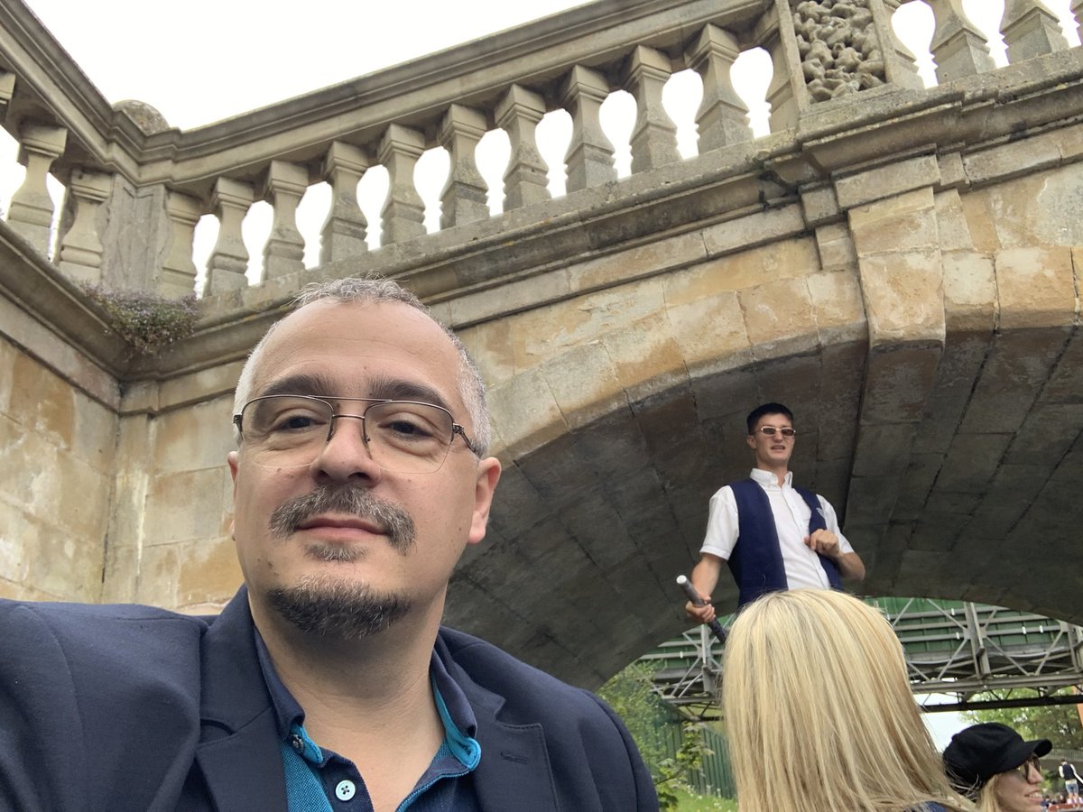 isaiasfanlo's tweet photo. When you take a selfie while punting and the punter shows up with a weird skirt made entirely of human hair… 😂 #trompeloeil https://t.co/MclFqUkW0Y