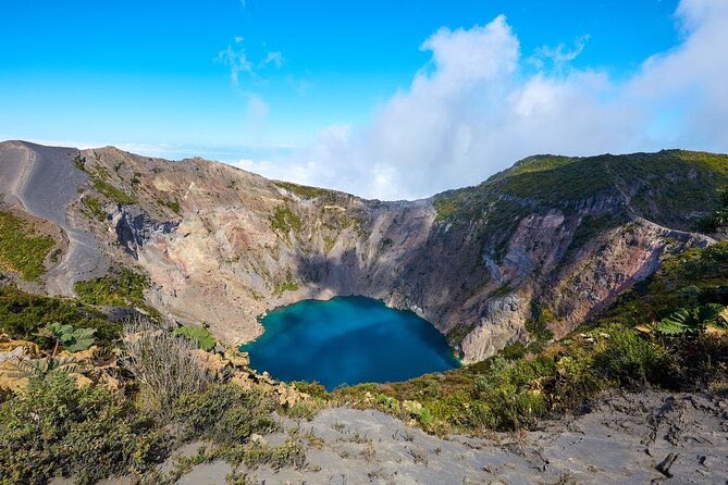 AleenIndia's tweet photo. Hemos viajado con @SilviaCRAvge a Costa Rica 🇨🇷 
Los tres volcanes activos del país son: Arenal, Poas e Irazú. Desde Irazú se pueden ver los dos océanos. Arenal es el más visitado y destaca por sus aguas termales
#DescubreElMundoConAVGE https://t.co/X6vBRIPmIV