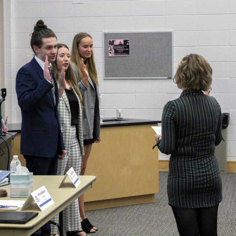 USI_LiberalArts's tweet photo. So proud to see another CLA student take the reins as SGA President. Congratulations Taegan, we look forward to the '22-'23 academic year under your leadership! Read the full story by @usishield here: https://t.co/6VG5K8Qkt0 #StudentGovernment #USIedu #LibArts 📷: Clare Girten https://t.co/MUQqTyu1Ta