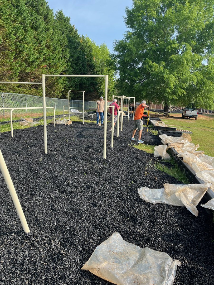 SPARK_STEM's tweet image. Our maintenance crew adding some finishing touches to the new play area they installed!  They do so much for our kids, staff, and overall facilities!  Be sure to thank them the next you see them! #oneathens #LoveFirstTeachSecond @AthensALSchools