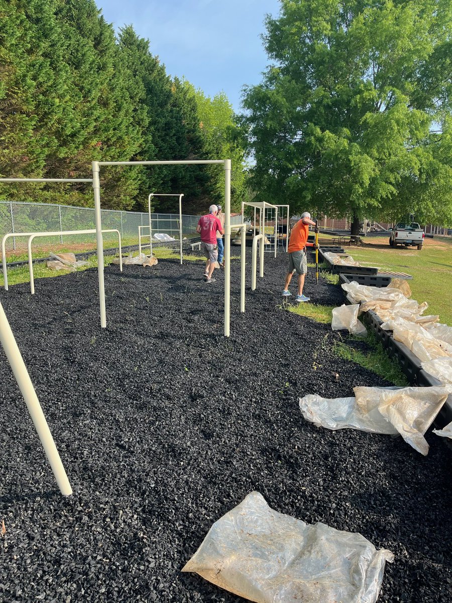 SPARK_STEM's tweet image. Our maintenance crew adding some finishing touches to the new play area they installed!  They do so much for our kids, staff, and overall facilities!  Be sure to thank them the next you see them! #oneathens #LoveFirstTeachSecond @AthensALSchools