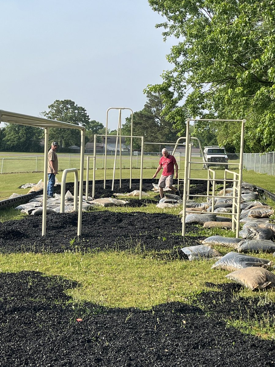 SPARK_STEM's tweet image. Our maintenance crew adding some finishing touches to the new play area they installed!  They do so much for our kids, staff, and overall facilities!  Be sure to thank them the next you see them! #oneathens #LoveFirstTeachSecond @AthensALSchools