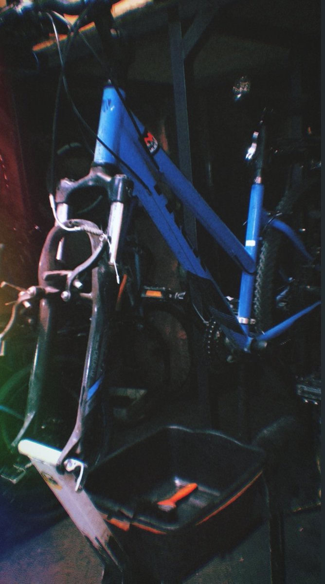 una_geminiana's tweet photo. Los chiquis de #NitroBike en calle Portugal me dejaron la bici impecable y me asistieron el otro día con un dramón cotidiano de dejarla en cletero. Mega recomendados. La celeste quedó como nueva y les compré unos guantecitos agilaos, por si tengo que aterrizar de emergencia 💜💙 https://t.co/HyTrSyBfbe