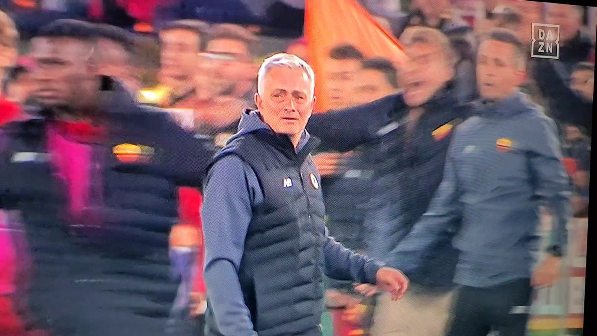 claudiospqr's tweet photo. Qualunque cosa accadrà, non dimenticheremo mai questo momento.
#Mourinho che ha vinto tutto, che piange di gioia per questa nostra Roma.
Questa banda de moriammazzati che non ha vinto mai niente ma ti riempie sempre di brividi e d'amore 💛❤
#RomaLeicester https://t.co/PVHINvyz89