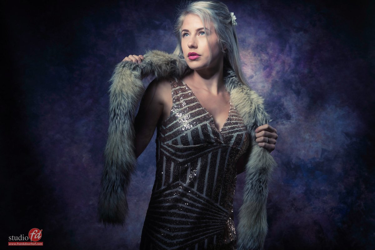 frankdoorhof's tweet photo. Lois in front of the chintz reclaimed #clickpropsbackdrops
Both lit with the same #hensel BD. One without #triflection and with the other I'm using white for the chin and side and a silver part to bounce light on the backdrop.
More info via https://t.co/XT1fOTwVXN https://t.co/Bf6f8ZP3xL