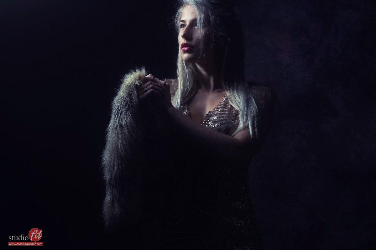 frankdoorhof's tweet photo. Lois in front of the chintz reclaimed #clickpropsbackdrops
Both lit with the same #hensel BD. One without #triflection and with the other I'm using white for the chin and side and a silver part to bounce light on the backdrop.
More info via https://t.co/XT1fOTwVXN https://t.co/Bf6f8ZP3xL