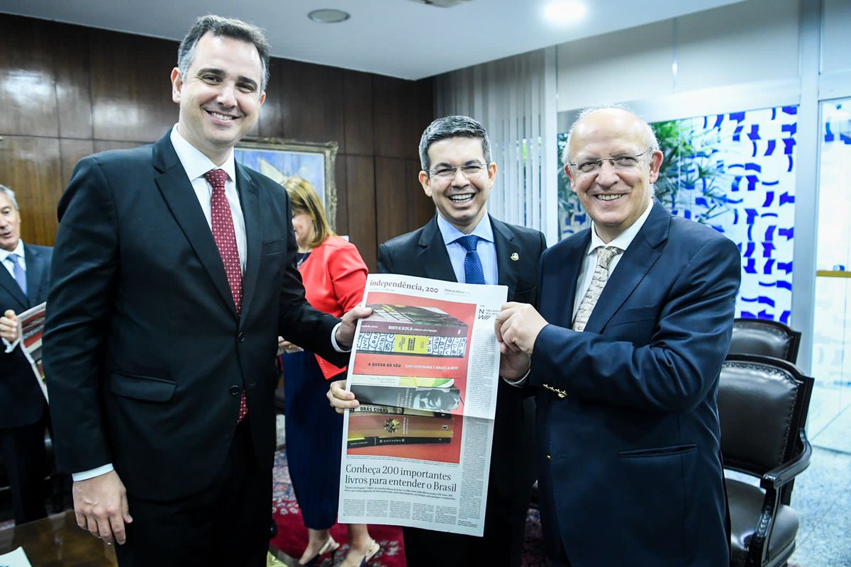 Portugal e o Brasil de mãos dadas pela cultura. O projeto <a href="/apbra200/">APBRA200</a>  <a href="/200anos200livr0/">200anos200livros</a> hoje na <a href="/folha/">Folha de S.Paulo</a> obrigado pela foto @Ilana_Trombka
Abraço <a href="/hellostarling_/">Hello Starling</a> <a href="/rodrigopacheco/">Rodrigo Pacheco</a> <a href="/ASantosSilvaPAR/">Augusto Santos Silva</a>