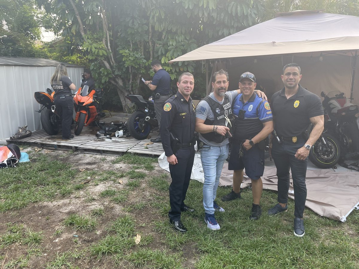 Collaboration is key! Following up on a tip led the Auto Crimes Detail and the Coral Way support team to find several stolen motorcycles behind a duplex in our NET. Amazing work by our investigators and support officers. @AAguilarMPD @MiamiPD @UmSRamos @CGauseMPD @MoralesMiamiPD