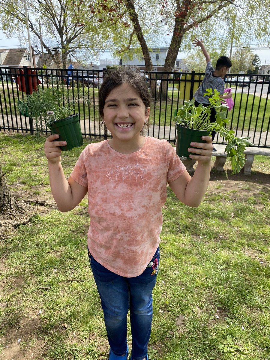 MissSager_'s tweet photo. 2D and 2T had such an amazing time at the plant sale today!!! Thank you @PtaPolk @polk_street https://t.co/WbSPQ6rQmm