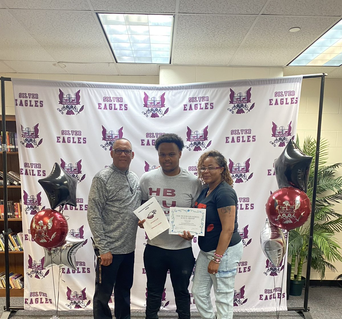 vonlum72's tweet photo. Blessed to say that I have received the Peter Grandell scholarship for Accomplishments on the football field and sportsmanship 🙏🏽!!!  @DaveCollinsAD @hvtfootball @HVT_Athletics @dlryland @VUU_Football https://t.co/O2BrCiwbhb