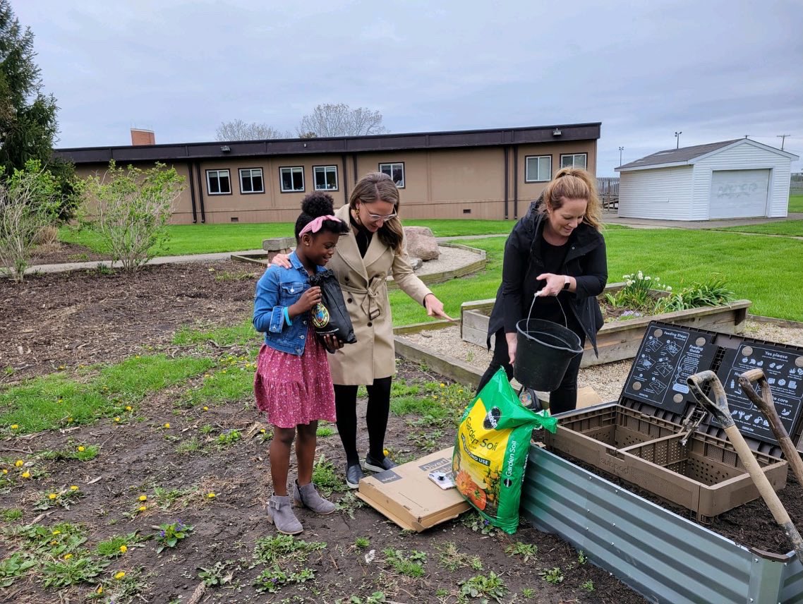 ChristinaMuryn's tweet photo. Got in some movement with these students at Chamberlin Hill before the ๐ง . I helped put together the compost bin & we showed off our, โKeep Movingโ bracelets. I was asked to autograph a few of them ๐ฅน. โค๏ธ encouraging them to be active. #MWTMFindlay #hearthealth #FindlayOhio https://t.co/Jruq2QIlVE