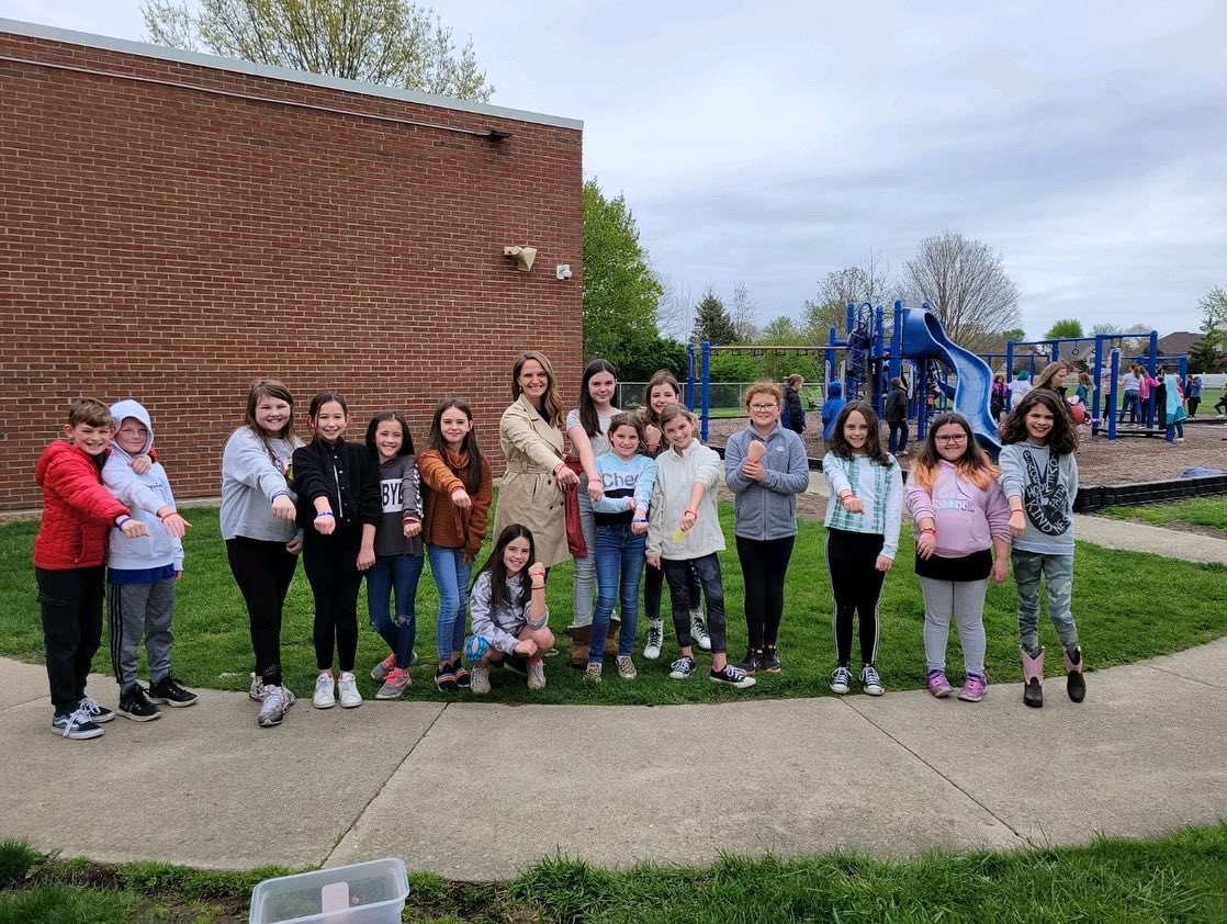 ChristinaMuryn's tweet photo. Got in some movement with these students at Chamberlin Hill before the ๐ง . I helped put together the compost bin & we showed off our, โKeep Movingโ bracelets. I was asked to autograph a few of them ๐ฅน. โค๏ธ encouraging them to be active. #MWTMFindlay #hearthealth #FindlayOhio https://t.co/Jruq2QIlVE