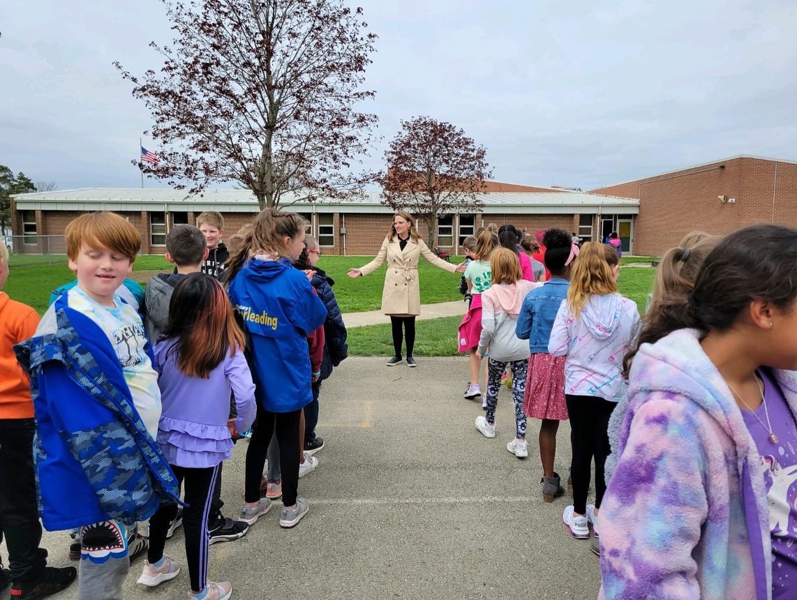 ChristinaMuryn's tweet photo. Got in some movement with these students at Chamberlin Hill before the ๐ง . I helped put together the compost bin & we showed off our, โKeep Movingโ bracelets. I was asked to autograph a few of them ๐ฅน. โค๏ธ encouraging them to be active. #MWTMFindlay #hearthealth #FindlayOhio https://t.co/Jruq2QIlVE