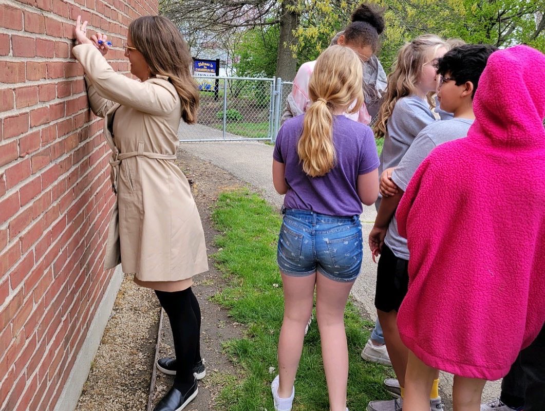 ChristinaMuryn's tweet photo. Got in some movement with these students at Chamberlin Hill before the ๐ง . I helped put together the compost bin & we showed off our, โKeep Movingโ bracelets. I was asked to autograph a few of them ๐ฅน. โค๏ธ encouraging them to be active. #MWTMFindlay #hearthealth #FindlayOhio https://t.co/Jruq2QIlVE