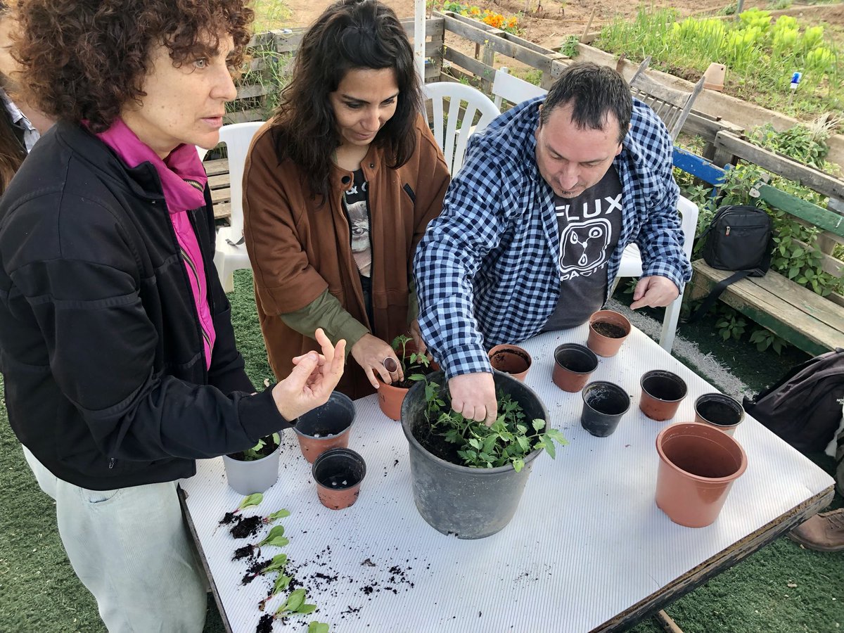 AnemAlTros's tweet photo. Dimarts el cicle #MansALaTerra va passar per El Tros d’en Marcel·lí. Vam compartir coneixements i vam atendre més de les plantes, substrats i recipients on plantar 👩‍🌾 https://t.co/aIzfvVgpuq